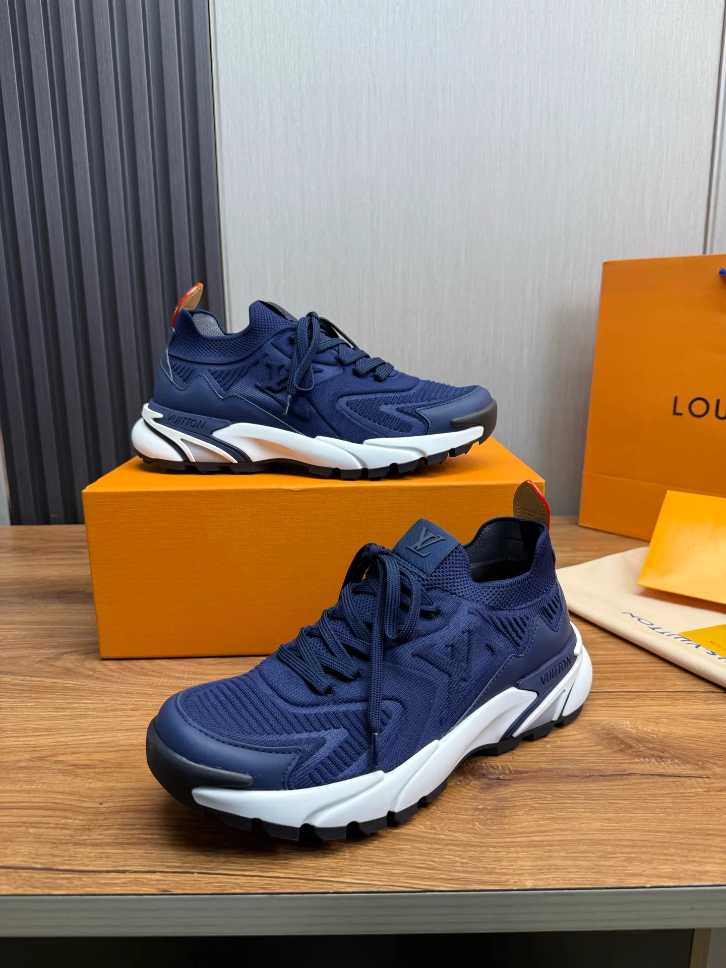 Men's Men's Shoes 580💰 🌈LV | Louis Vuitton 2025 LV Louis Vuitton L House Donkey Brand Latest Olympia Series Couple Style Silver Horn King Casual Sports Shoes Running Shoes This LV Olympia sports shoe combines mesh fabric and metallic synthetic leather and other technical fabrics to reinterpret the classic running shoe design with a neat and simple design. Lightweight EVA outsole provides a stretchy fit. Rich details such as Monogram embossing and LV letters establish recognition. Exquisite packaging at the delivery counter 🛍📦 ▪️Fabric: original imported technical fabric + mesh ▪️Inner lining: original customized breathable mesh ▪️Sole: original molded rubber foam material ▪️Sole thickness: 3.5CM ▪️Size: 38-44 yards